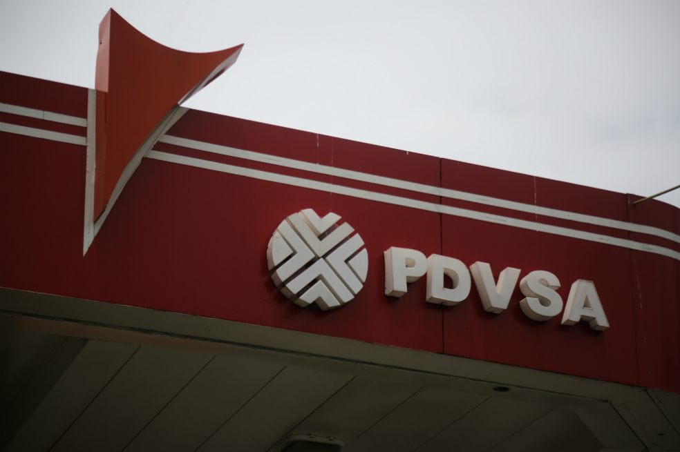 La producción petrolera en Venezuela, que cuenta con las reservas de petróleo más grandes del mundo, probablemente caerá a 800.000 barriles por día para fines de 2019. / Bloomberg News