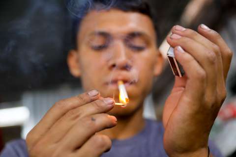 Soñar con fumar es un augurio de mala suerte. Presta atención a su significado