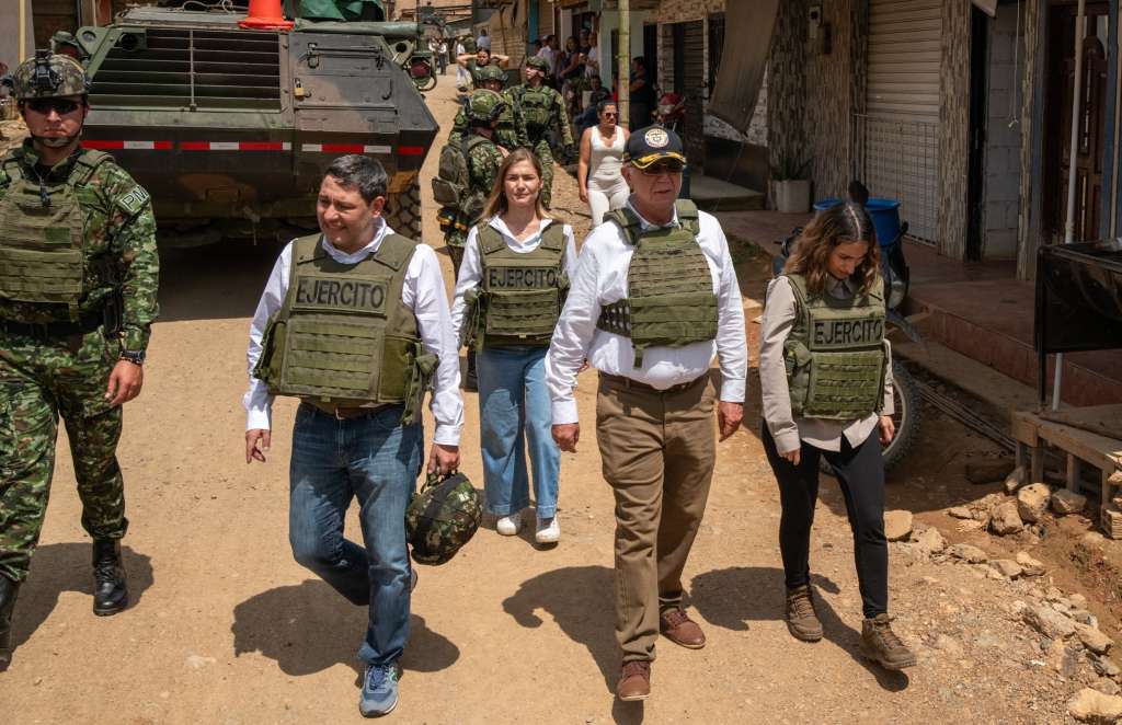 Ministros y altos funcionarios en El Plateado, Cauca.
