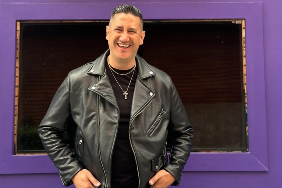 El autor de ‘Coqueta’, quien colaboró con Jessi Uribe, vendió empanadas y trabajó en otros oficios, para sacar adelante su carrera artística. Esta es su historia.