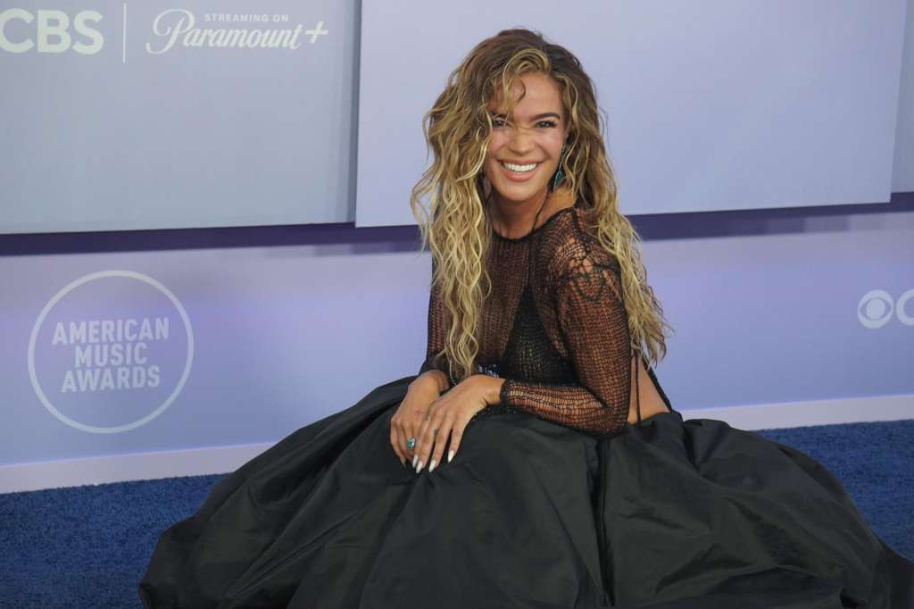 AME5201. LAS VEGAS (ESTADOS UNIDOS), 25/05/2026.- La cantante colombiana Karol G asiste a los American Music Awards este lunes, en el MGM Grand Garden Arena en Las Vegas, Nevada (EE. UU.). EFE/ Jerónimo Guerra