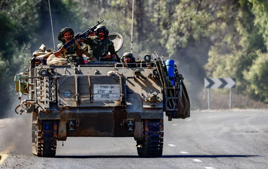 Sderot (Israel), 30/10/2023.- Israeli soldiers aboard an armoured personnel carrier (APC) on patrol near the border with the Gaza Strip, southern Israel, 30 October 2023. The IDF struck over 600 militant targets over the past few days as it continued to 'expand ground operations' in the Gaza Strip, the Israel Defense Forces (IDF) said on 30 October. More than 7,600 Palestinians and at least 1,300 Israelis have been killed, according to the IDF and the Palestinian health authority, since Hamas militants launched an attack against Israel from the Gaza Strip on 07 October, and the Israeli operations in Gaza and the West Bank which followed it. EFE/EPA/HANNIBAL HANSCHKE