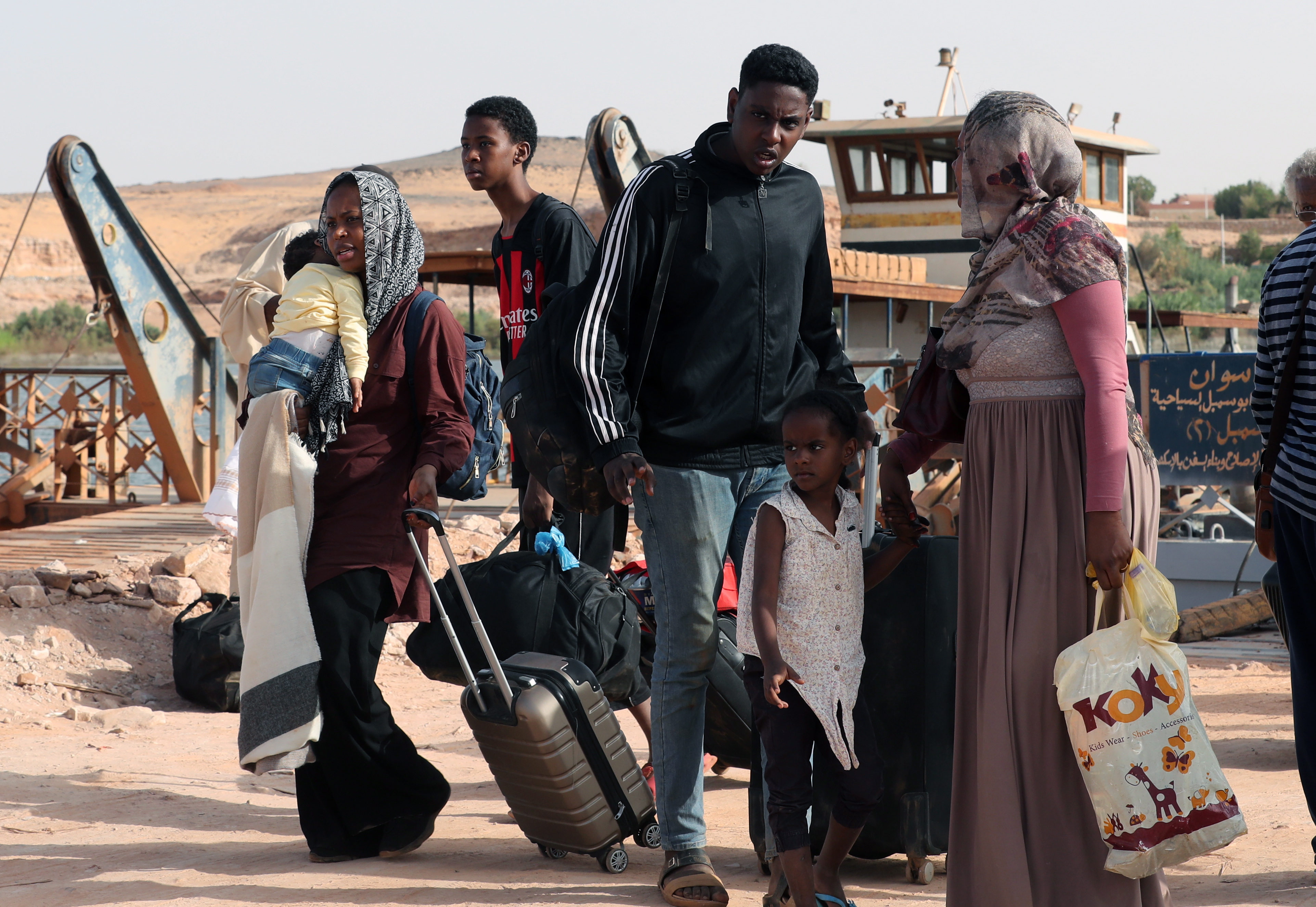 Abu Simbel (Egypt), 18/05/2023.- Sudanese people walk with belongings after crossing the border from Sudan, Abu Simbel, southern Egypt, 18 May 2023. According to the UNHCR office, 83,758 Sudanese have crossed into Egypt since the beginning of an armed conflict on 15 April between the Sudanese military and the RSF (Rapid Support Forces) militia. The UN estimates some 200,000 people have fled Sudan since the conflict erupted (Egipto) EFE/EPA/KHALED ELFIQI