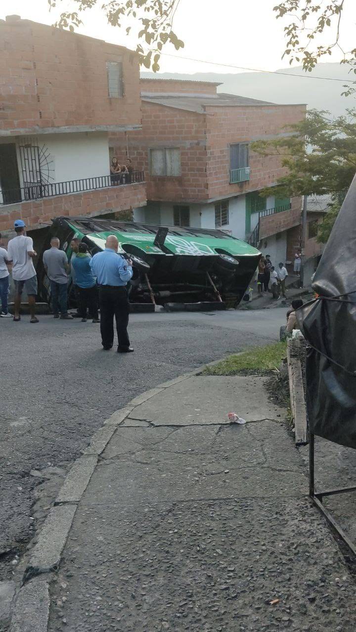 Accidente de bus en Medellín dejó tres personas lesionadas