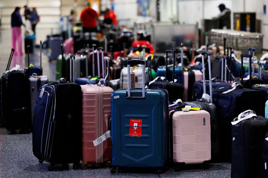Boston (United States), 23/07/2024.- Unclaimed baggage of Delta Airlines passengers wait in the baggage claim area of Terminal A of Boston's Logan International Airport in Boston, Massachusetts, USA, 23 July 2024. Companies and institutions around the world, including Delta Airlines, were affected on 19 July by a major computer outage in systems running Microsoft Windows linked to a faulty Crowdstrike cyber-security software update, and Delta Airlines has hundreds of flights still cancelled for a fifth day. EFE/EPA/CJ GUNTHER