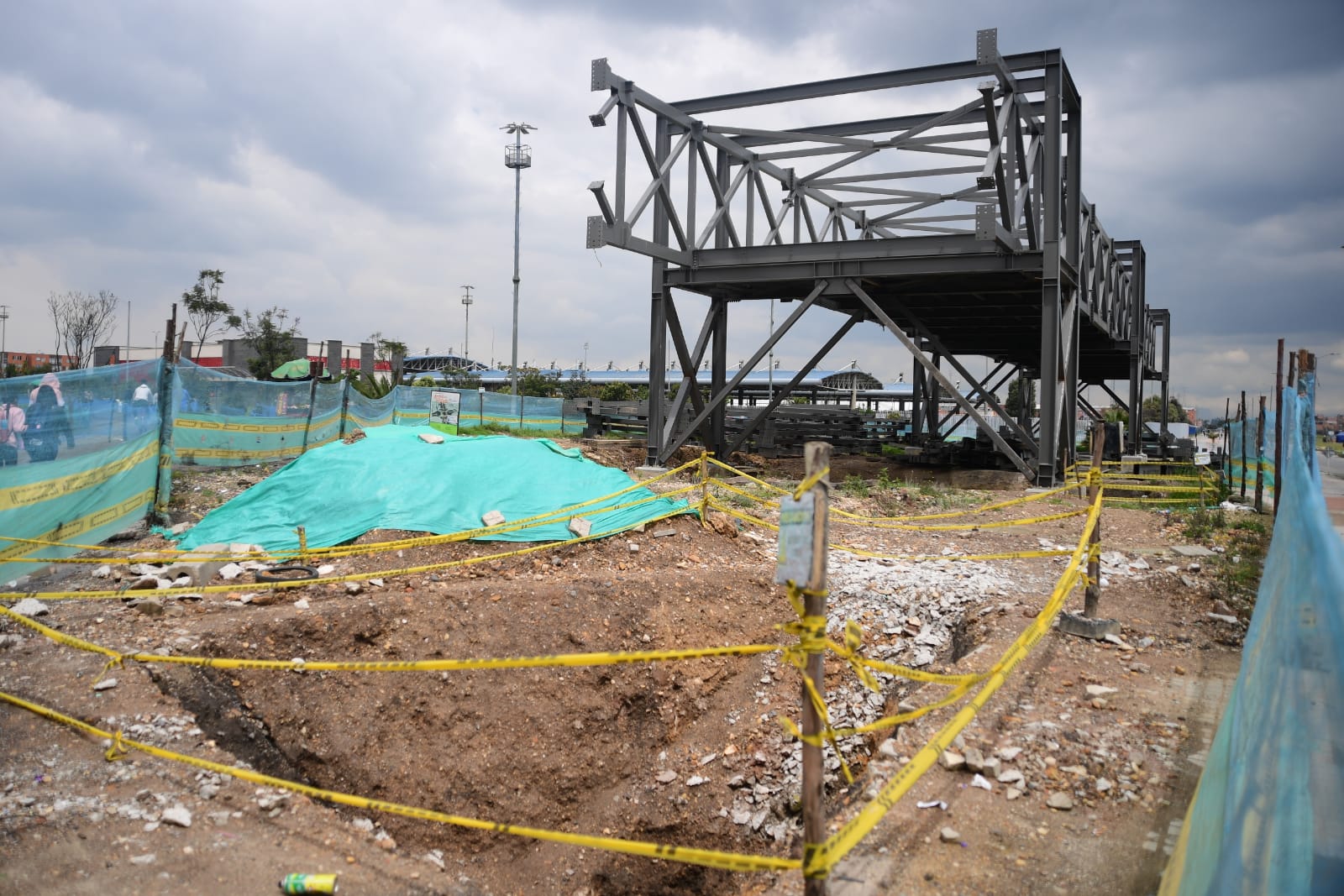 Estación 3: Cerca al Parque
Metropolitano Cayetano Cañizares se ve una estructura metálica que será parte de un gran puente peatonal, que conectará Transmilenio y la futura estación 3 del metro.