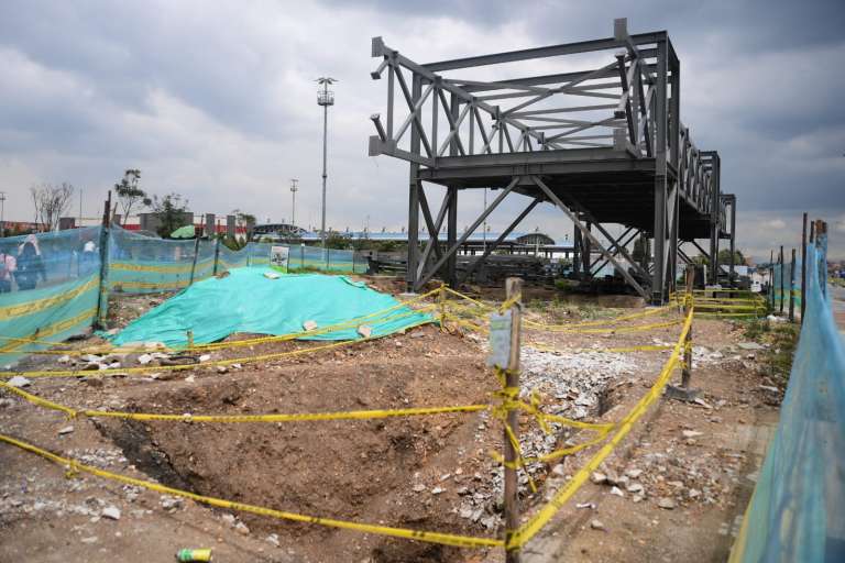 Estación 3: Cerca al Parque
Metropolitano Cayetano Cañizares se ve una estructura metálica que será parte de un gran puente peatonal, que conectará Transmilenio y la futura estación 3 del metro.