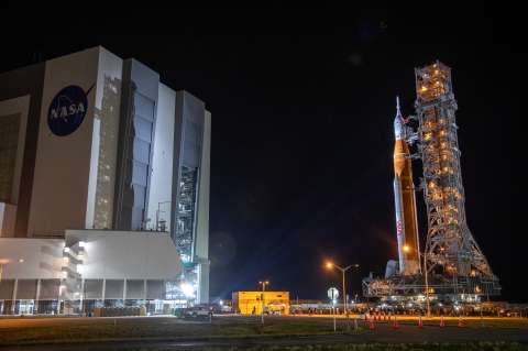 NASA anuncia misión tripulada que orbitará la Luna en 2026