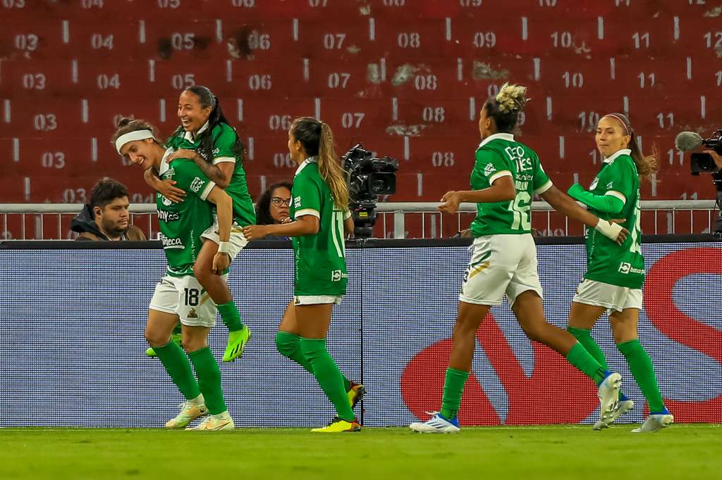 AME7256. QUITO (ECUADOR), 22/10/2022.- La jugadora del Deportivo Cali de Colombia, Ingrid Guerra Meneses (i), celebra el primer gol anotado al Ferroviaria de Brasil, durante un partido de la Copa Libertadores Femenina, hoy en Quito (Ecuador). EFE/José Jácome