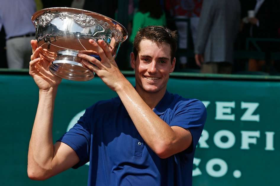 El estadounidense John Isner, levantando el trofeo del Torneo de Houston.