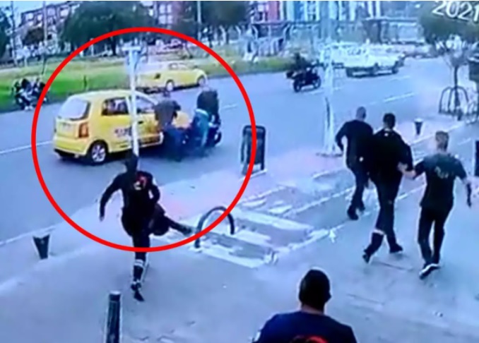 Los presuntos delincuentes huían tras robar a una mujer en el barrio Mandalay en la localidad Kennedy.