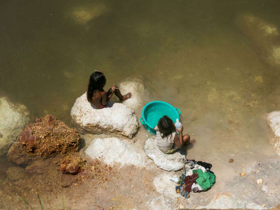 La ONG Organización De Mujeres Indígenas Amazónicas Wanaaleru ha denunciado que niñas indígenas han sido sometidas a ejercer la prostitución alrededor de las minas. Aunque la mitad de la amazonía venezolana cuenta con protección ambiental, muchas zonas ya están invadidas por la minería ilegal y por hombres armados. / Bram Ebus/Infoamazonia.