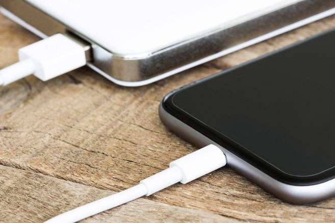 Aprueban un cargador universal para los móviles y otros equipos electrónicos.