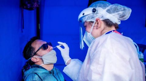 ¿Dónde hay pruebas gratuitas para COVID-19 este martes en Bogotá?