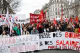 Senado francés aprueba reforma de pensiones, protestas pierden fuerza