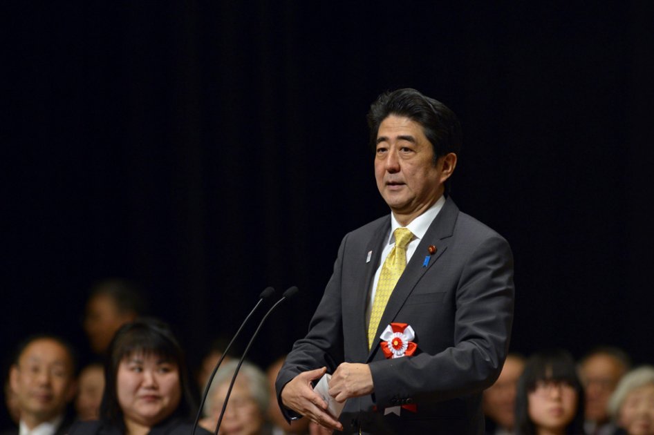El primer ministro japonés, Shinzo Abe, durante un discurso sobre la disputa de las cuatro islas que reclama Rusia al norte de Japón en Tokio./ EFE