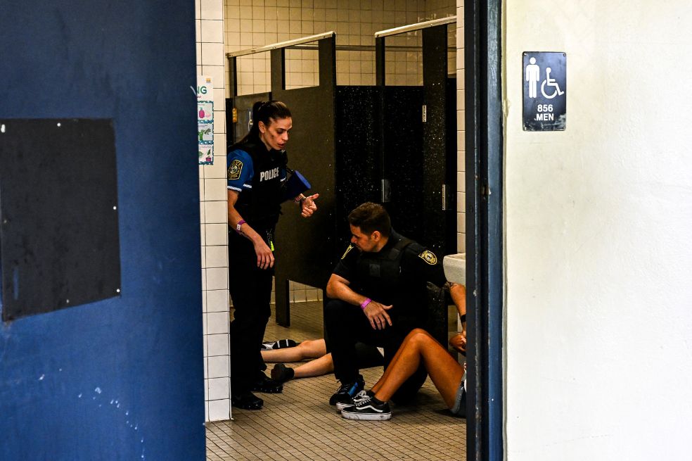 Unos niños se hacen pasar por víctimas mientras los oficiales de policía de las escuelas de Miami-Dade realizan una operación de rescate de simulacro.
