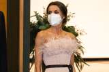 La Reina Letizia sorprende con su corsé de plumas