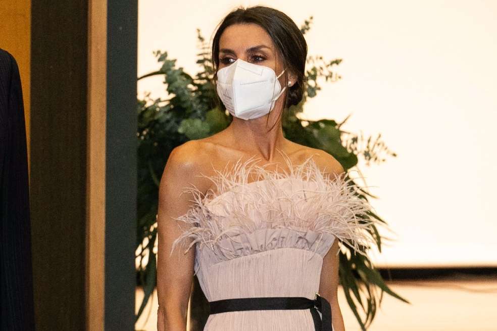 Doña Letizia impacta en Andorra con su delicado corsé de plumas