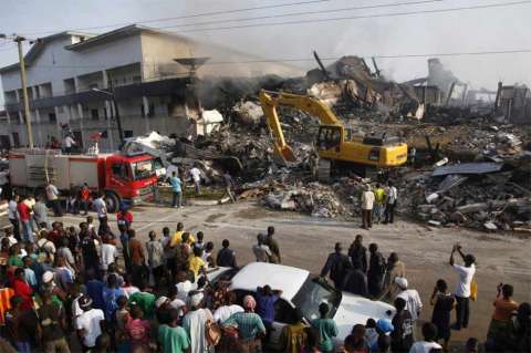 Derrumbe de edificio en Liberia deja siete personas muertas