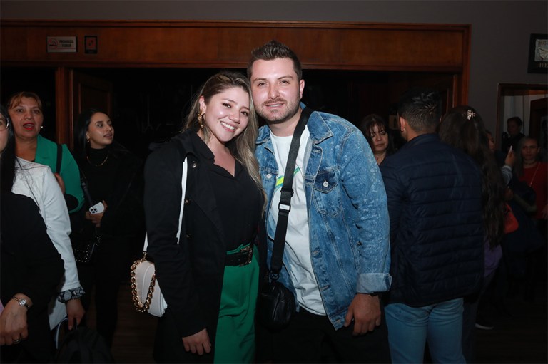ARELYS HENAO CON PERSONAJES DE LA NOVELA