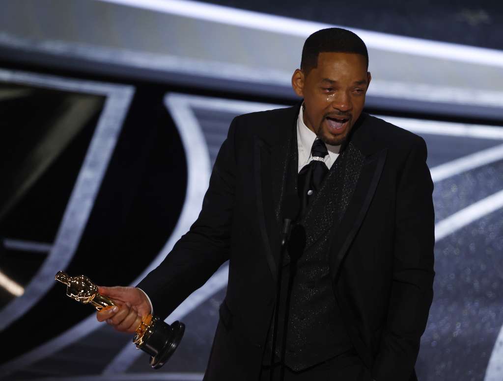 Hollywood (United States), 27/03/2022.- US actor Will Smith reacts as he speaks after winning the Oscar for Best Actor for 'King Richard' during the 94th annual Academy Awards ceremony at the Dolby Theatre in Hollywood, Los Angeles, California, USA, 27 March 2022. The Oscars are presented for outstanding individual or collective efforts in filmmaking in 24 categories. (Estados Unidos) EFE/EPA/ETIENNE LAURENT