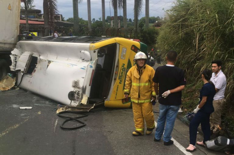 Volcamiento de bus en la vía Tunja-Bogotá deja dos muertos