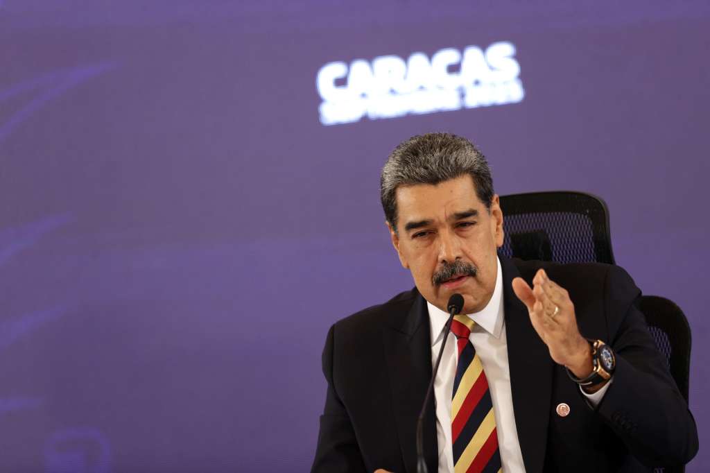 AME5271. CARACAS (VENEZUELA), 01/09/2025.- El presidente de Venezuela, Nicolás Maduro, habla en una rueda de prensa este lunes, en Caracas (Venezuela). Maduro, denunció que ocho barcos militares desplegados por Estados Unidos con 1.200 misiles y un submarino nuclear "apuntan" al país caribeño, lo que calificó como una "amenaza extravagante, injustificable, inmoral y absolutamente criminal" que considera "comparable" con la crisis de 1962 en Cuba. EFE/ Ronald Peña