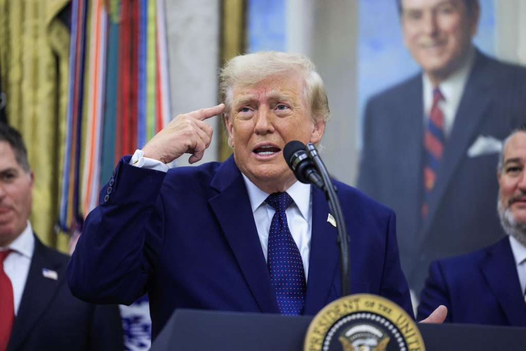 WASHINGTON (USA), 06/07/2026.- US President Donald J. Trump speaks on the first day of trading for Trump Accounts in the Oval Office of the White House in Washington, DC, USA, 06 July 2026. Trump Accounts grant eligible US children born between 2026 and 2028 USD 1000.00 to fund ‘starter’ IRAs. EFE/EPA/SHAWN THEW / POOL