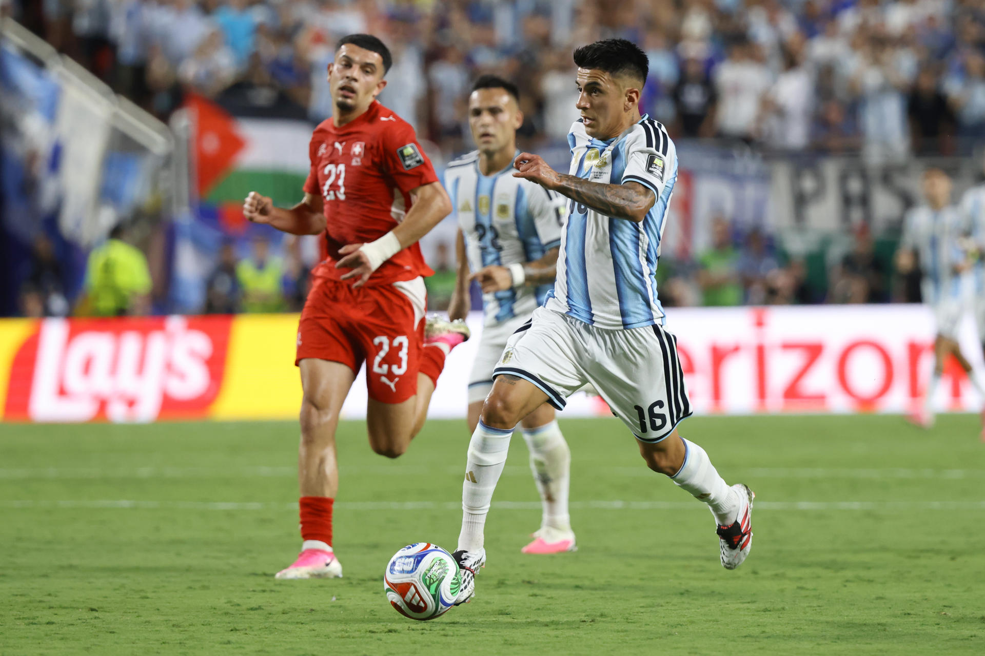 GR7028. KANSAS (ESTADOS UNIDOS), 11/07/2026.- Thiago Almada de Argentina controla un balón este sábado, en un partido de cuartos de final del Mundial de la FIFA 2026 entre Argentina y Suiza en el estadio Arrowhead de Kansas (EE.UU.). EFE/ Kenneth Fernández
