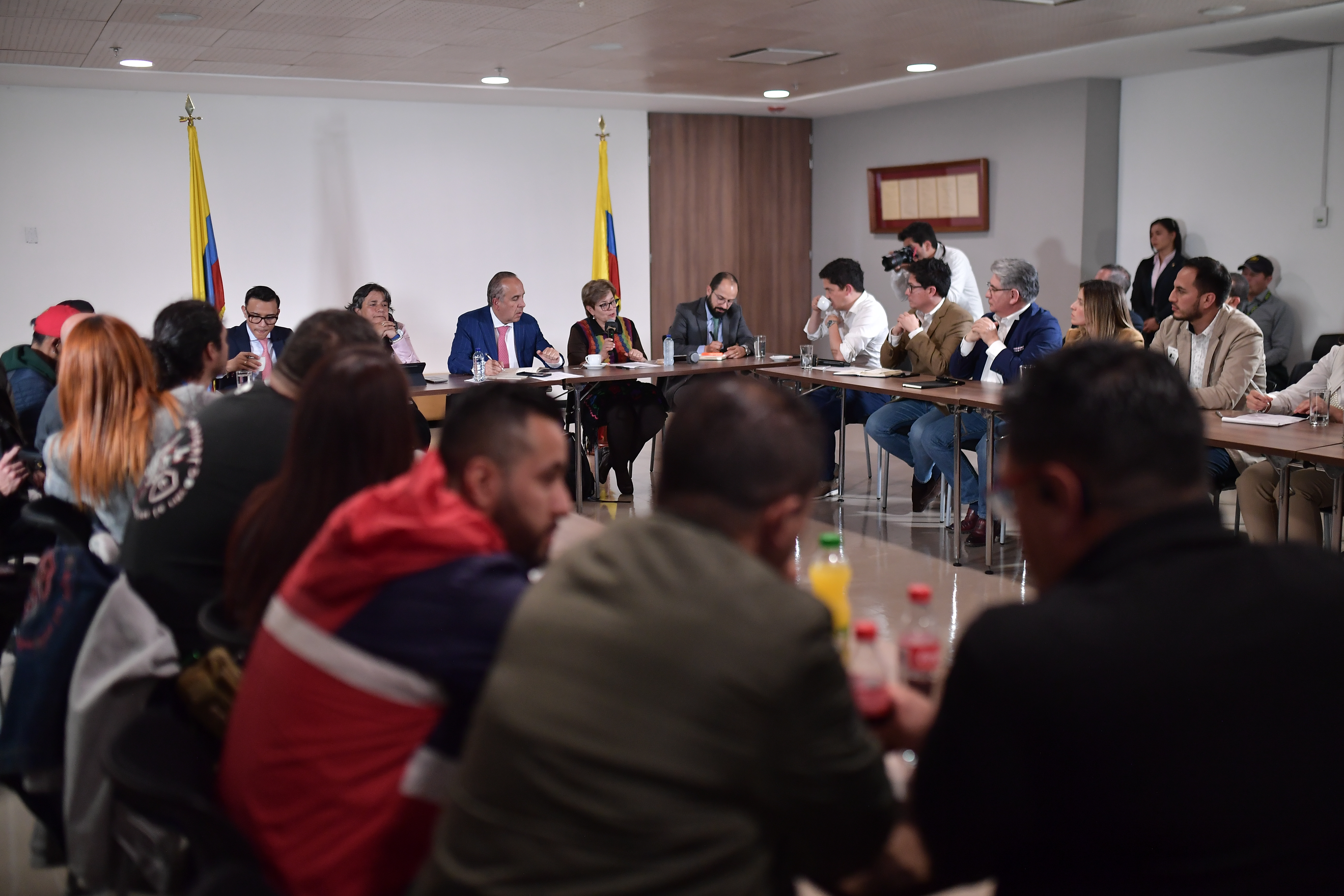 Reunión entre el ministro de transporte, Guillermo Reyes, y representantes de aplicaciones de movilidad.