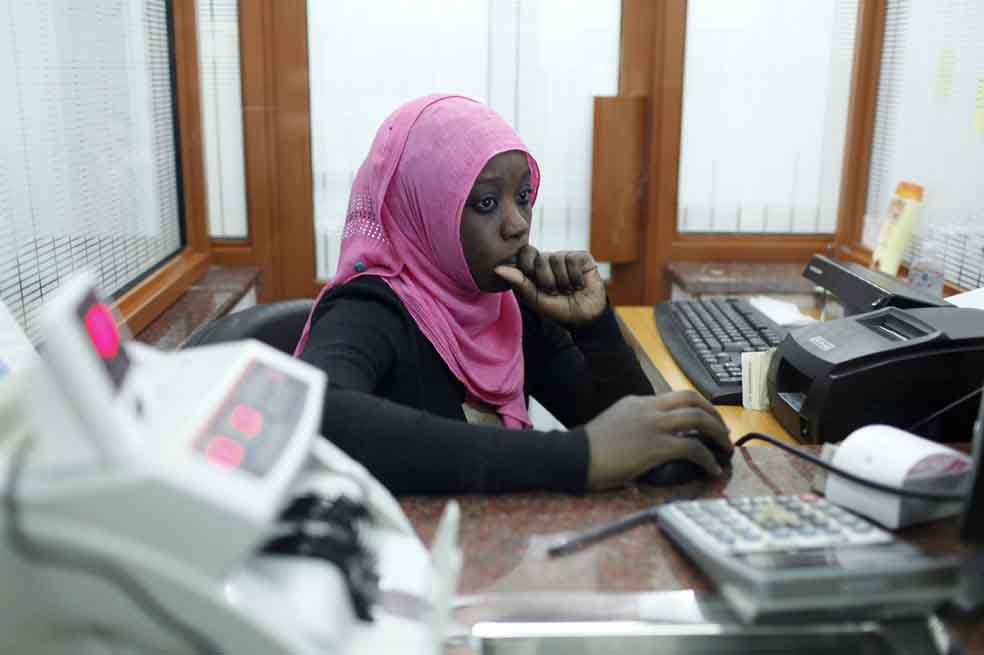 Una mujer trabaja en un banco de Nairobi, reconocido por laborar bajo las costumbres y políticas musulmanas.