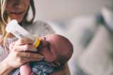 Los bebés que toman tetero ingieren microplásticos, según estudio