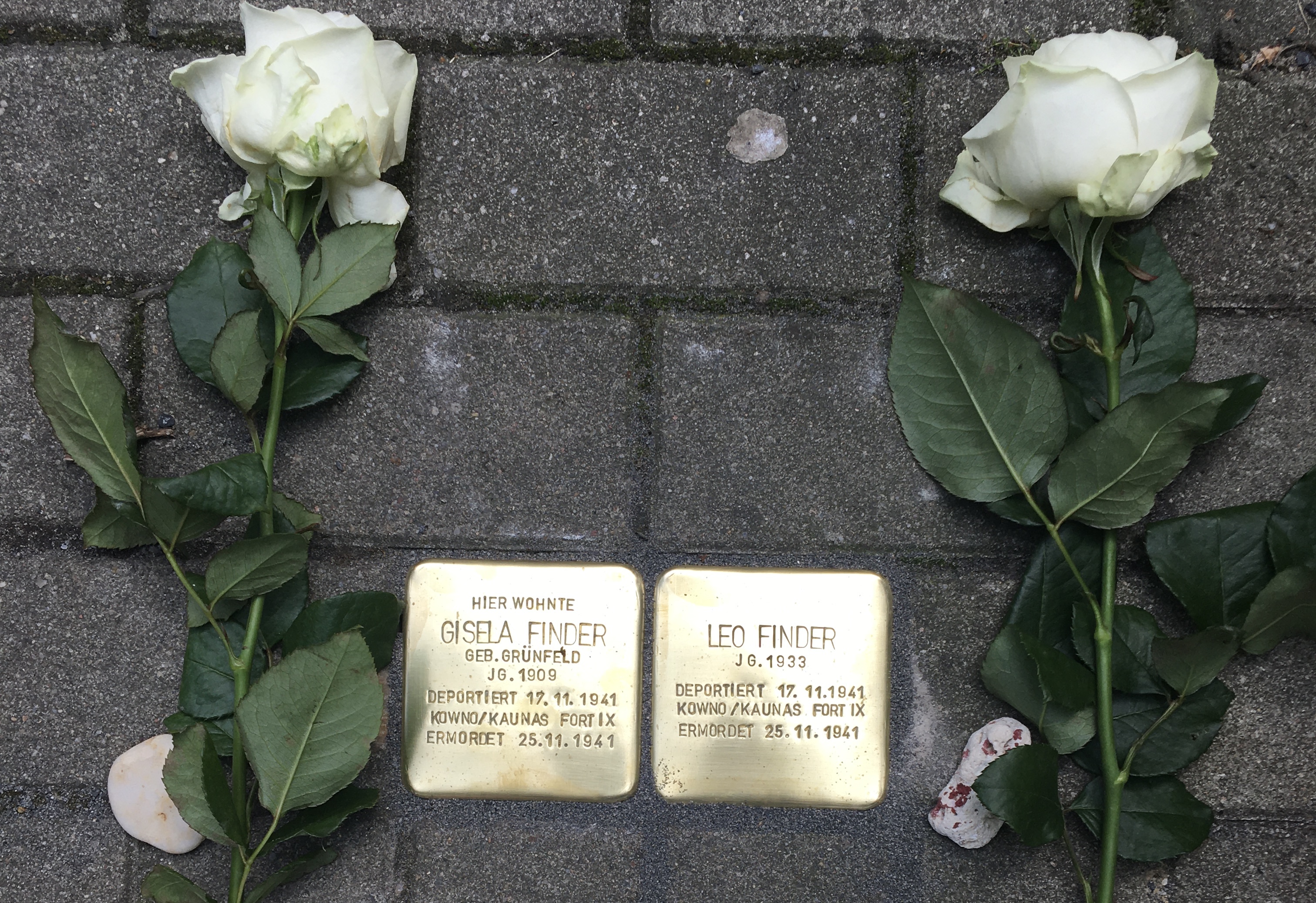 La stolpersteine de Gisela y Leo da sus nombres, fecha y lugar de nacimiento, fecha de deportación y fecha de su muerte.