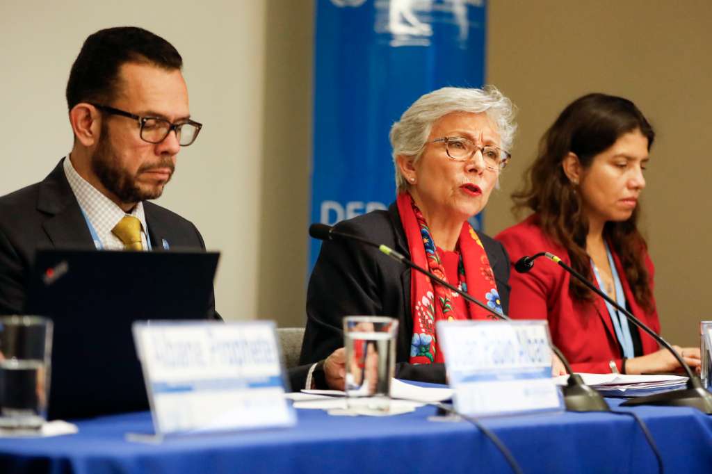 AME3521. BOGOTÁ (COLOMBIA), 05/12/2024.- La experta del Comité de la ONU para la Desaparición Forzada, Carmen Rosa Villa (c) habla durante una rueda de prensa este jueves, en Bogotá (Colombia). El Comité de la ONU para la Desaparición Forzada señaló este jueves que ha recibido información de que Medicina Legal tiene "resguardados" en un hangar de un aeropuerto de Bogotá alrededor de 20.000 cuerpos que no ha podido identificar porque no hay medios o formas de saber su identidad para darles sepultura. EFE/ Juan Diego López