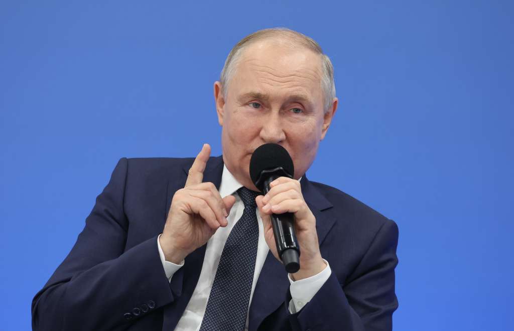 Solnechnogorsk (Russian Federation), 31/08/2023.- Russian President Vladimir Putin attends the Talking of What Matters open lesson, as part of the Russia - Land of Opportunities platform projects, at the Senezh Management Lab in Solnechnogorsk, Moscow region, Russia, 01 September 2023. (Rusia, Moscú) EFE/EPA/MIKHAEL KLIMENTYEV/SPUTNIK/KREMLIN POOL MANDATORY CREDIT