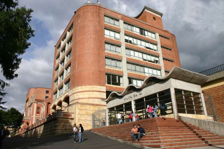 Entrada principal de la Universidad de la Salle. Al fondo, el edificio administrativo construido en los años 90. Atrás, la Casa Bicentenario.