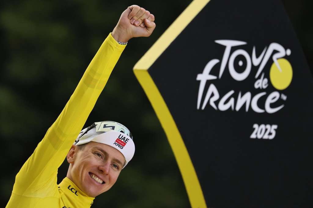 FOTODELDÍA EPA1895. PARIS (FRANCIA), 27/07/2025.- El ciclista esloveno Tadej Pogacar del equipo UAE Team Emirates, celebra en el podio su victoria tras la 21 y última etapa del Tour de Francia este domingo, es Paris (Francia). EFE/EPA/ Christophe Petit Tesson
