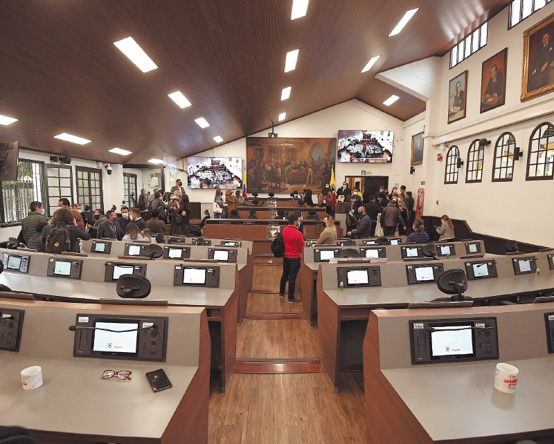 De acuerdo con información del Concejo de Bogotá, en 7 entidades del Distrito se encontró el uso de 98 vehículos, “cuyo gasto le representó a los ciudadanos un presunto detrimento patrimonial de $ 4.446 millones”, dijo el concejal Jorge Colmenares.