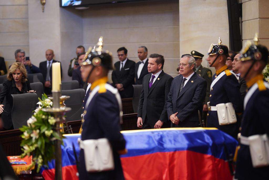 El Congreso entregó una moción de duelo firmada por el presidente del Senado, Iván Name (Alianza Verde), y por el presidente de la Cámara, Andrés Calle (Partido Liberal).