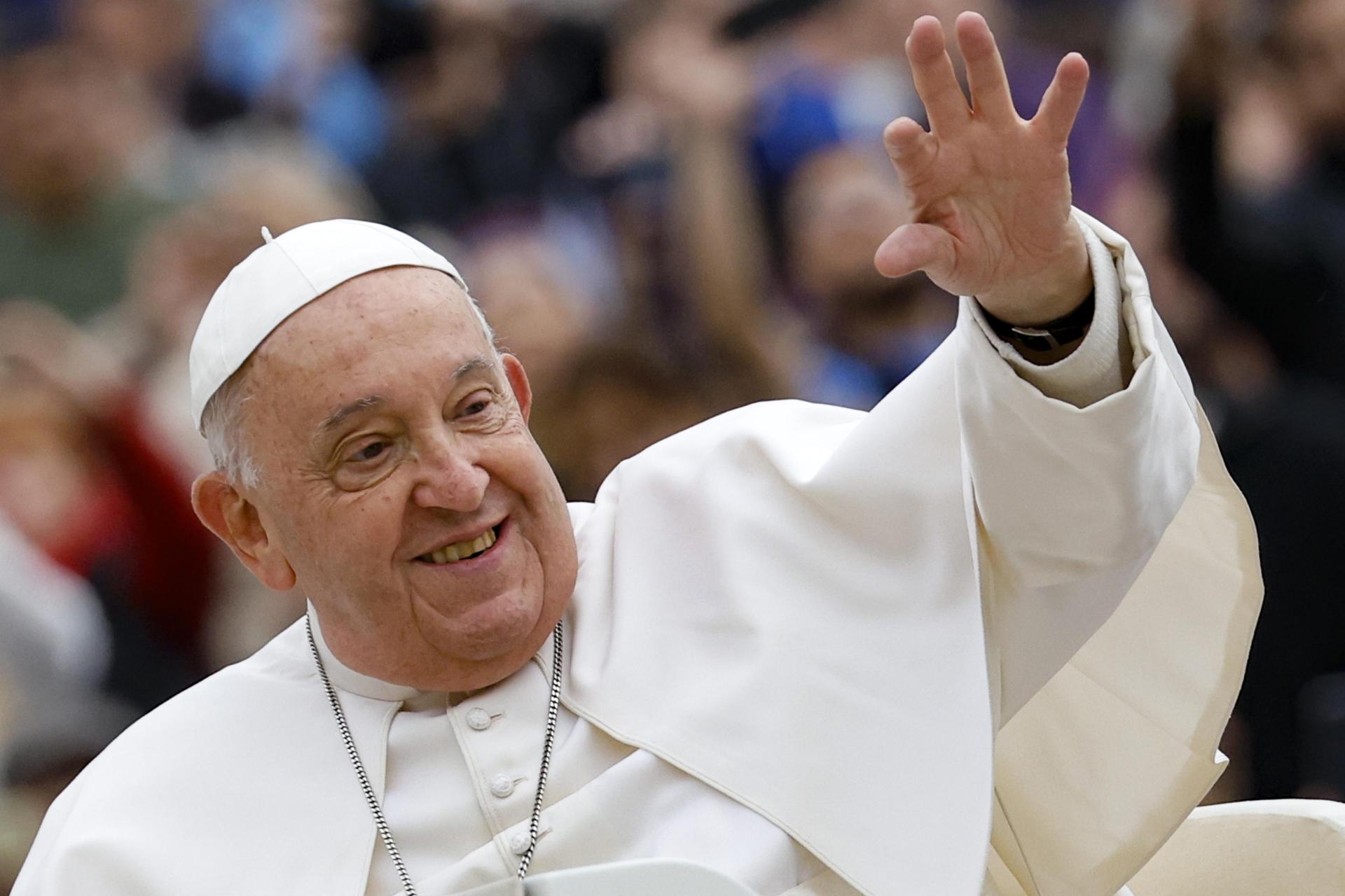 FOTODELDIA CIUDAD DEL VATICANO (VATICANO) 21/04/2025.- Fotografía de archivo del pasado 20 de noviembre de 2024 que muestra al papa Francisco durante una audiencia general en la Plaza de San Pedro en el Vaticano. El papa Francisco falleció este lunes a las 7.35 horas (5.35 GMT) en su residencia de la Casa Santa Marta, anunció en un vídeo mensaje el camarlengo, el cardenal Kevin Joseph FarrelEFE/ Fabio Frustaci