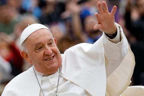Subastarán en Viena una cámara Leica blanca que pertenecía al papa Francisco