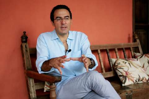 J.G Vásquez: “La literatura cuenta el lado invisible de los hechos visibles”