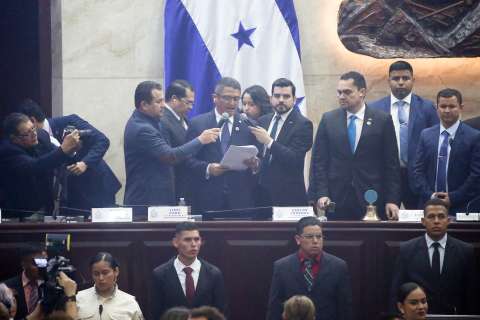 Congreso de Honduras remueve autoridades de izquierda y aumenta la tensión política