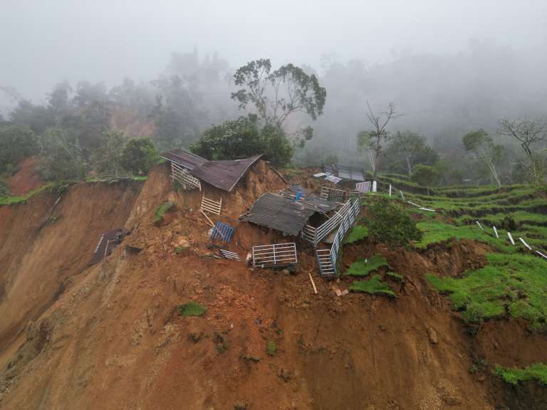 AME5927. ROSAS (COLOMBIA), 12/01/2023.- Vista general de la tierra que cubre una vasta zona tras el derrumbe del pasado lunes, hoy, en Rosas, departamento del Cauca (Colombia). Más de 900 personas se vieron afectadas tras el derrumbe en el municipio de Rosas, en el departamento colombiano del Cauca, mientras que la Vía Panamericana, principal carretera del suroeste del país, sigue cerrada. El derrumbe ocurrió el lunes en el municipio de Rosas en donde el deslizamiento arrasó con viviendas de varias veredas (aldeas) de la zona La Soledad. EFE/ Mario Baos