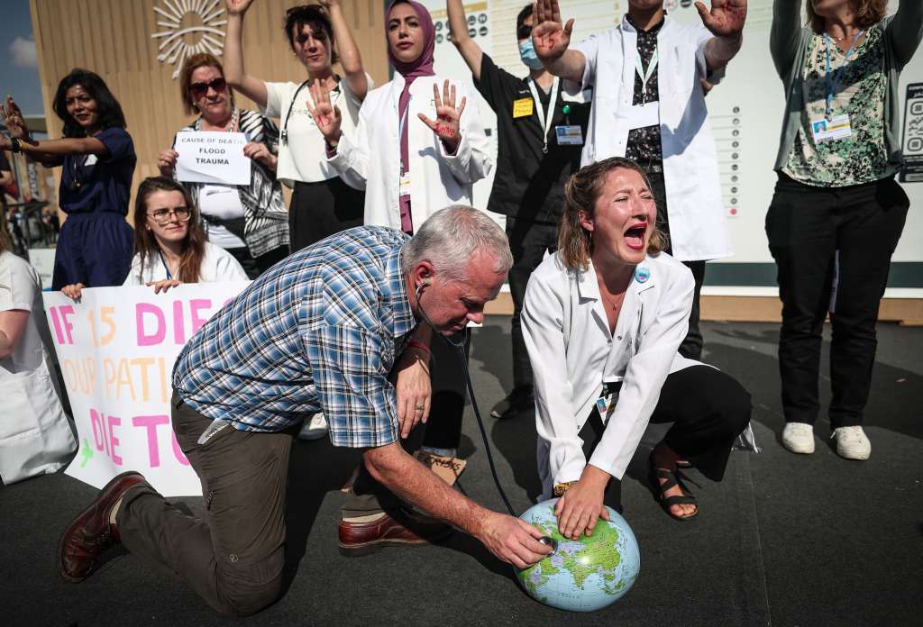 Sharm El Sheikh (Egypt), 16/11/2022.- Members of The Global Climate & Health Alliance take part in a protest during the 2022 United Nations Climate Change Conference (COP27), in Sharm El-Sheikh, Egypt, 16 November 2022. The 1.5 degrees target is the goal of the Paris Agreement, calling for countries to take action to reduce greenhouse gas emissions in order to limit global warming. (Protestas, Egipto) EFE/EPA/SEDAT SUNA