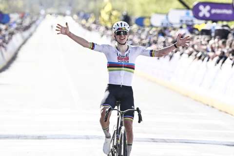 Tadej Pogacar ganó con tremenda polémica el Tour de Flandes: ¿qué pasó?