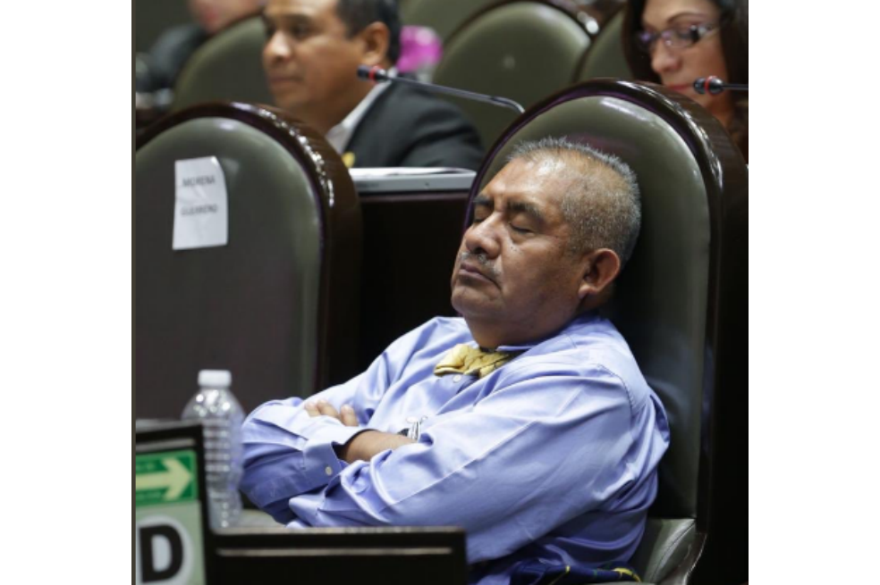 No es la primera vez que captan al diputado Huerta Martínez durmiendo en plena sesión. Ya había sucedido el pasado 25 de septiembre y por eso en redes sociales ha sido objeto de burlas. / Twitter @MLopezSanMartin