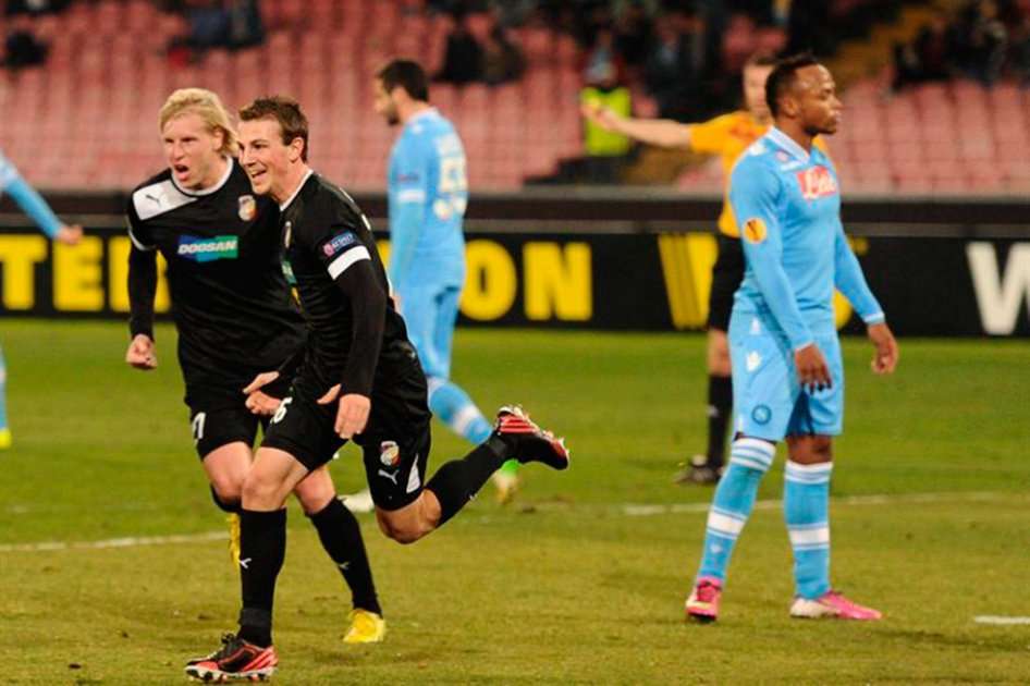 El jugador del Viktoria Plzen Vladimir Darida (2-i) celebra después de anotar un gol ante el Nápoles. / EFE