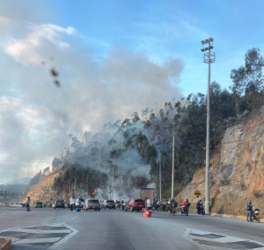 Incendio en inmediaciones al peaje de Chusacá.
